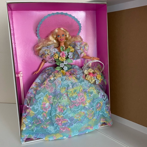 1994 Enchanted Seasons Spring Bouquet Barbie - Picture 2 of 5